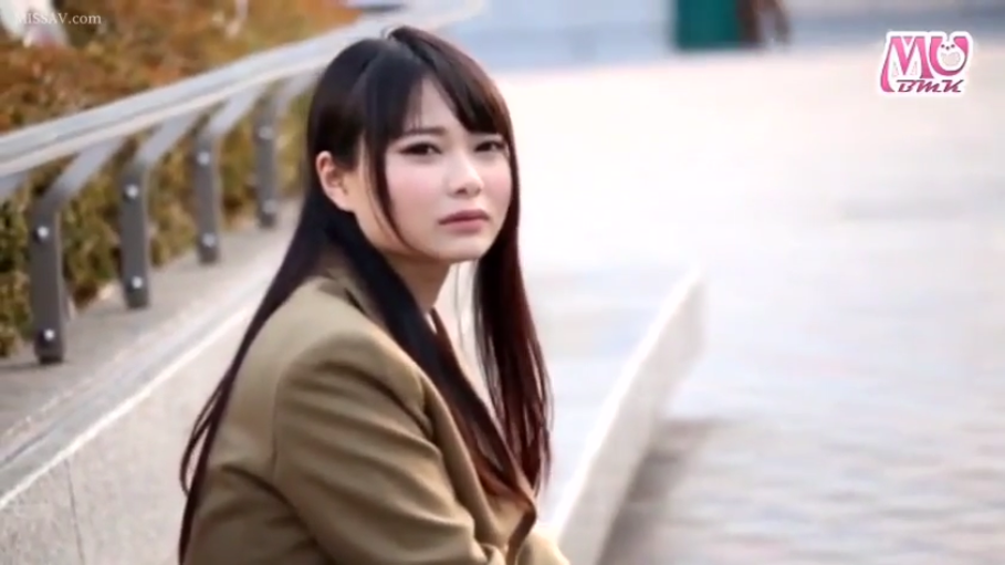 坐姿 · 忧郁 · 脸部特写 · 户外 · 长发 · 坐着 · 棕色外套