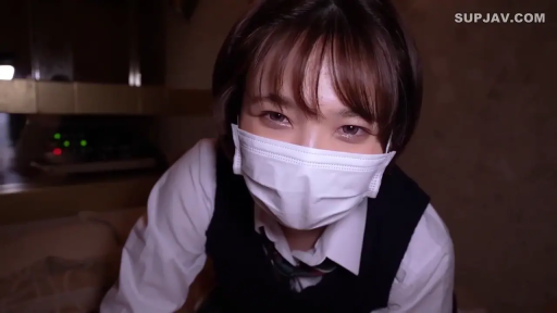 室内 · 面部 · 俯身 · 制服 · 注视 · 短发 · 口罩 · 笑眼
