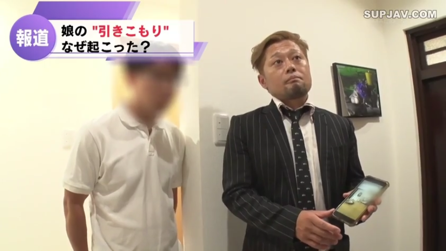 室内 · 专注 · 条纹西装 · 智能手机 · 新闻频道标志 · 中年男子上半身特写