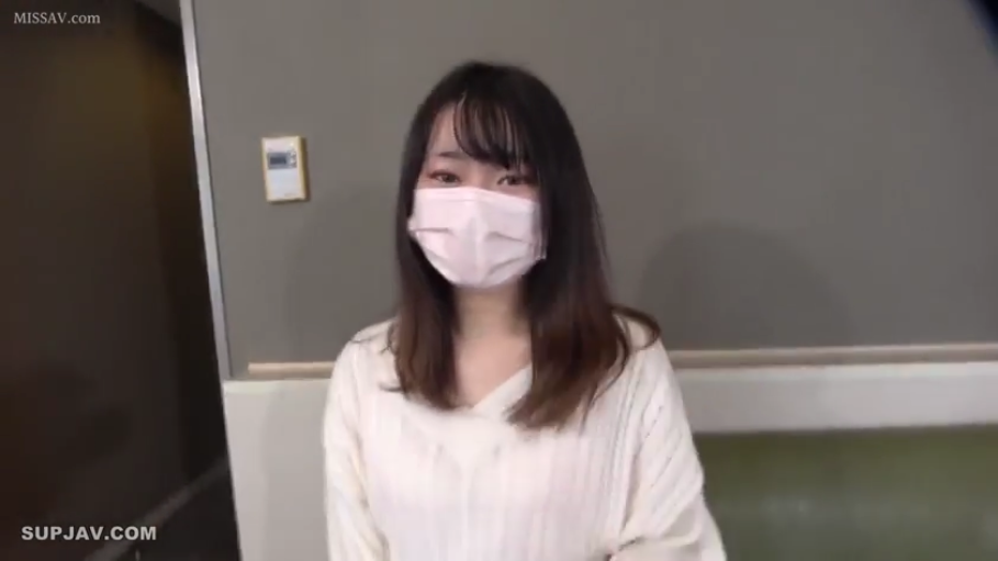 室内 · 半身 · 注視 · 白色毛衣 · マスクを着用してください · 正面に立って