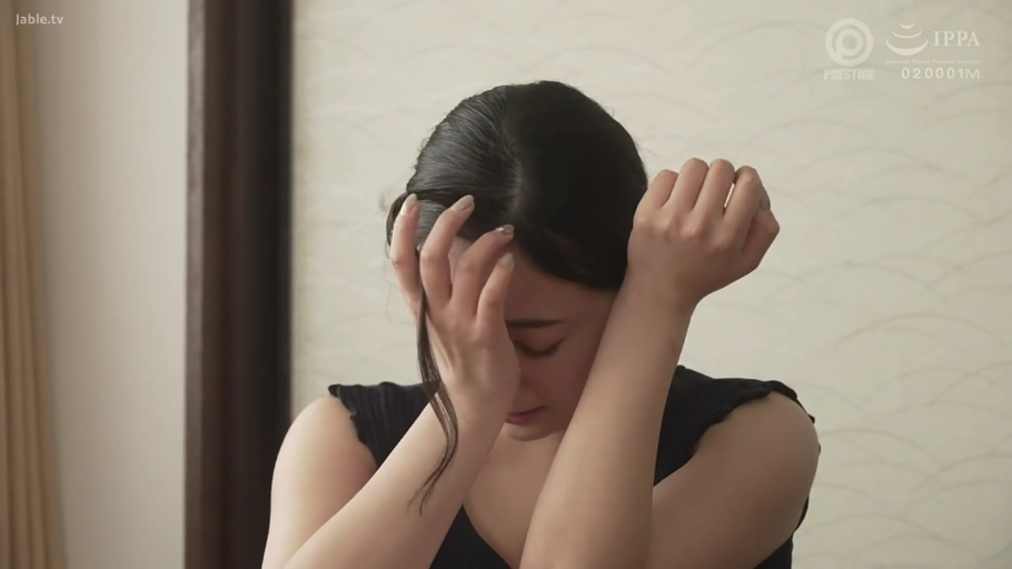 室内 · 坐姿 · 半身 · 黑色无袖上衣