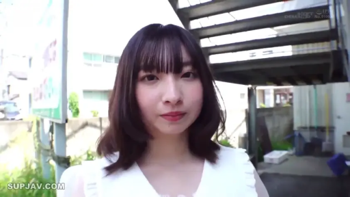 凝视镜头 · 上半身特写 · 楼梯旁 · 白色短袖上衣