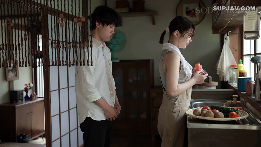 忧郁 · 站立 · 中景 · 厨房 · 蔬菜 · 背带裤 · 准备食材 · 日本