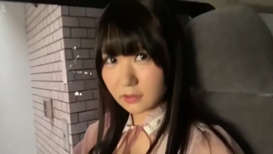 面部特写 · 汽车内 · 略显迷茫 · 粉色蕾丝领衬衫