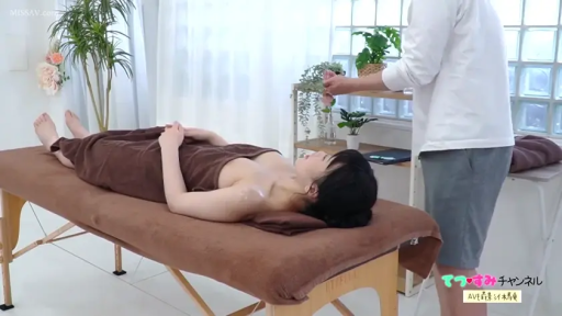 按摩室 · 按摩床 · 全景 · 闭眼 · 仰卧 · 日系 · 准备按摩 · 裹胸毛巾