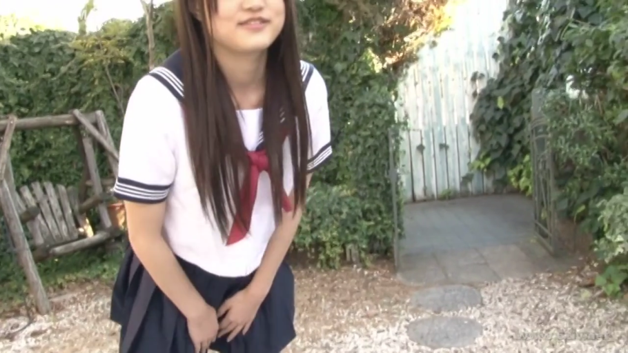 上半身特写 · 微笑 · 户外花园 · 日式水手服 · 秋千