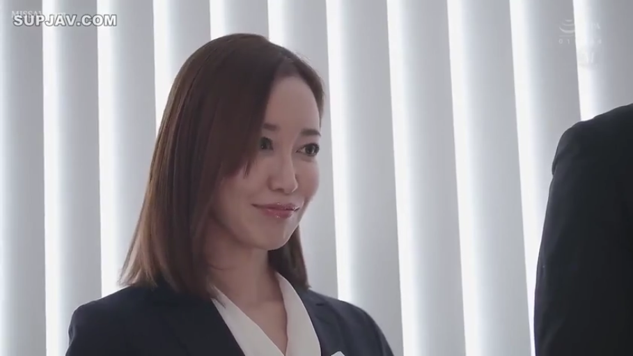 上半身特写 · 办公室 · 亲和 · 白色内搭衬衫