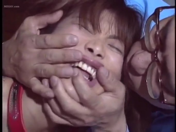 室内 · 脸部特写 · 躺姿 · 红色背心