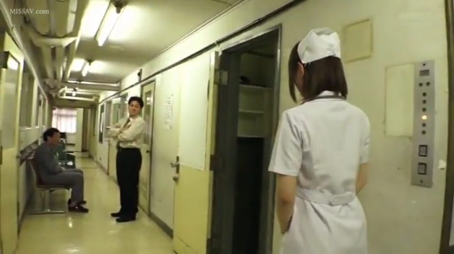 白色制服 · 注视 · 医院走廊