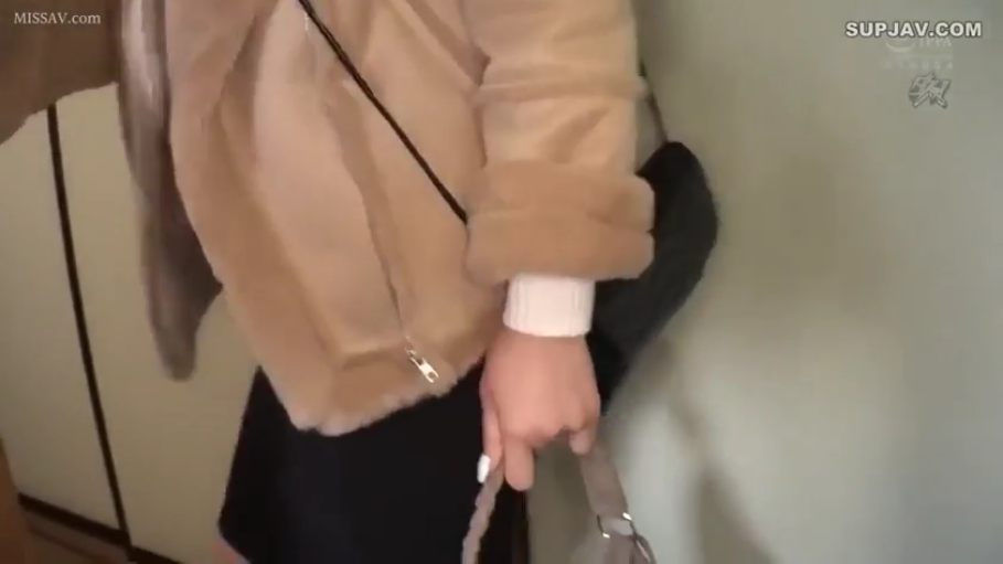 浅棕色毛绒外套 · 包 · 室内走廊 · 身体躯干特写