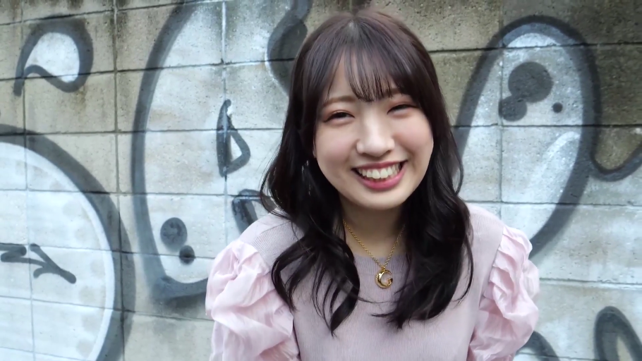 面部特写 · 甜美微笑 · 粉色泡泡袖上衣 · 户外涂鸦墙