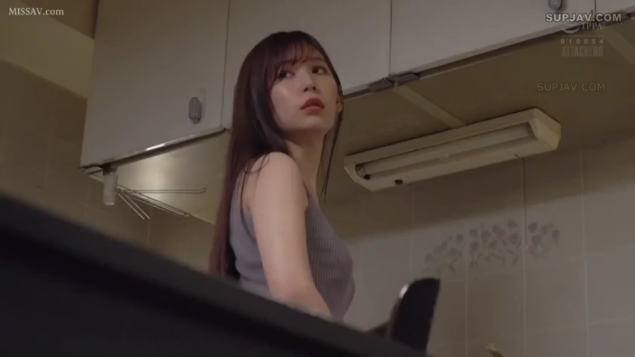 肩部特写 · 室内光线 · 厨房 · 凝视 · 灰色无袖背心