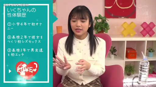 坐姿 · 自然 · 半身 · 白色开衫 · 纪录片风格 · 瓶装水 · 聊天访谈 · 室内访谈室