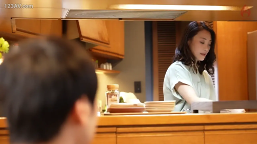 平静 · 厨具 · 家庭厨房 · 浅绿色短袖上衣 · 女人侧脸