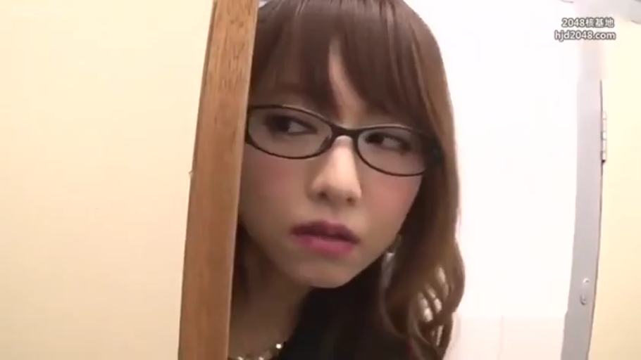 室内 · 眼镜 · 脸部特写 · 黑色上衣 · 窥视 · 探头 · 棕色长发 · 警惕