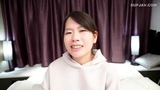 脸部特写 · 酒店 · 自然 · 米白色连帽卫衣
