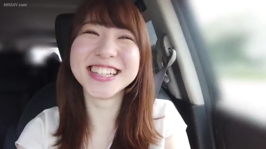 坐姿 · 脸部特写 · 白色上衣 · 车内