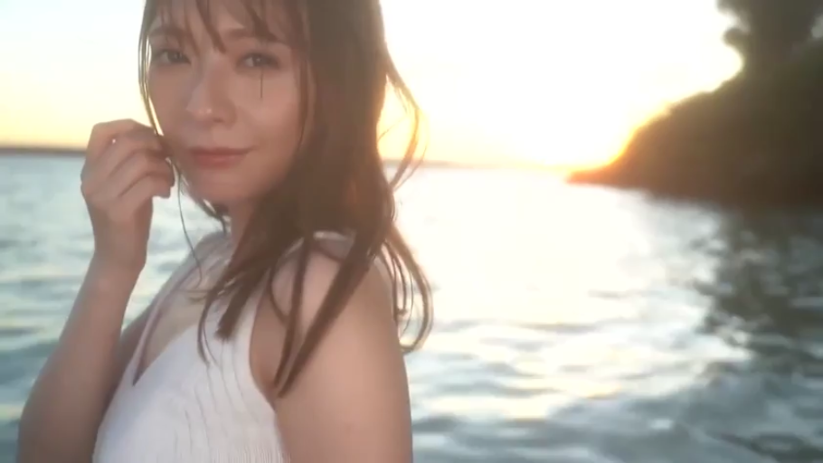 半身特写 · 白色无袖上衣 · 海边