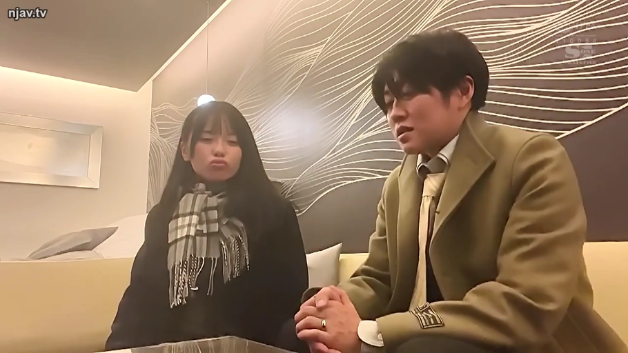 酒店房间 · 室内灯光 · 围巾 · 女方嘟嘴 · 两人半身近景 · 男生穿西装外套配领带