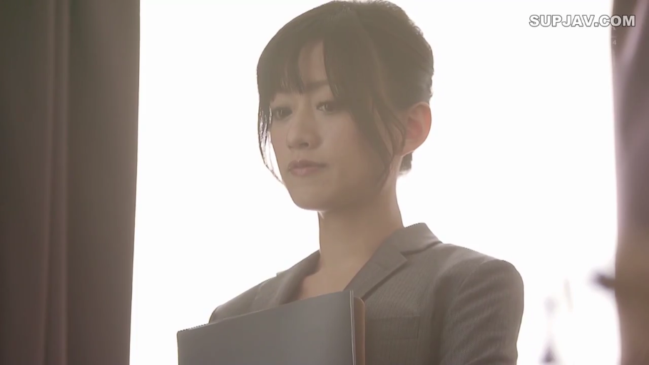 低头垂眸 · 办公室 · 面部特写 · 公文包 · 灰色职业西装 · 光线明亮
