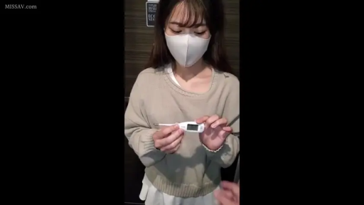 站立 · 展示 · 自然 · 手部 · 毛衣 · 口罩 · 体温计 · 门厅