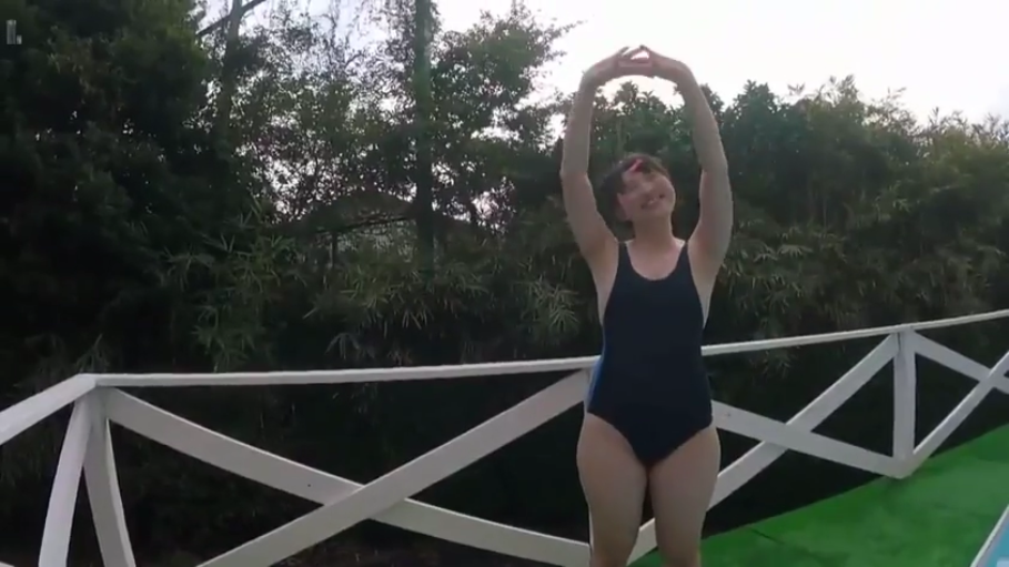 全身 · 站立 · 户外 · 连体泳衣