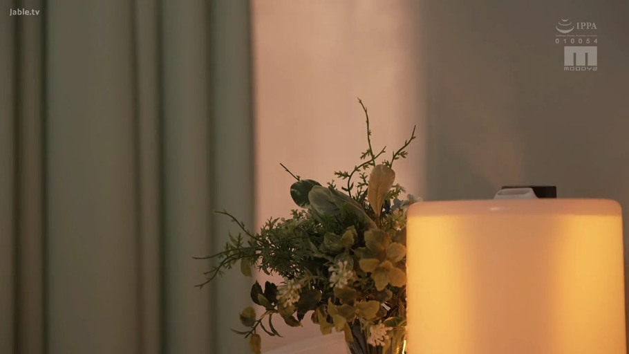 护士服 · 角色扮演 · 微笑 · 注视 · 特写 · 诊室 · 回头 · 鲜花