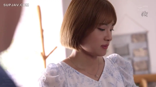 室内 · 坐姿 · 脸部 · 平静 · 项链 · 注视 · 短发 · 碎花上衣