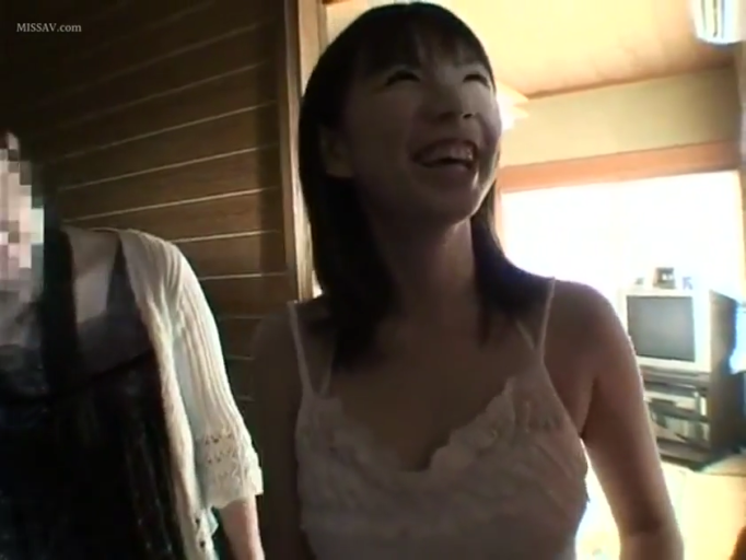 上半身特写 · 开心大笑 · 白色吊带背心 · 室内住宅