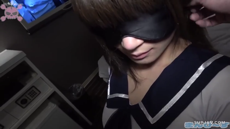 无表情 · 酒店房间 · 水手服 · 眼罩 · 头部特写 · 室内灯光昏暗