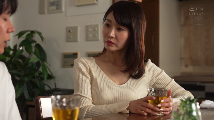 认真倾听 · 室内客厅 · 水杯 · 女子脸部特写 · 米白色针织衫 · 日常居家环境