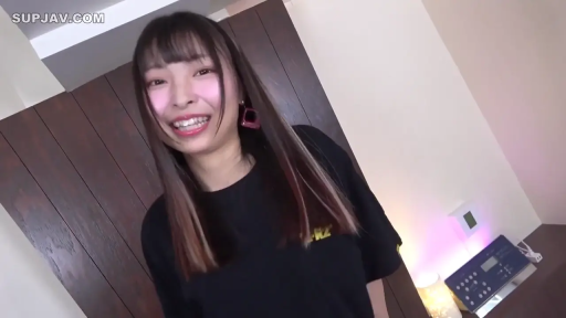 面部特写 · 黑色T恤 · 室内卧室 · 开心的笑容