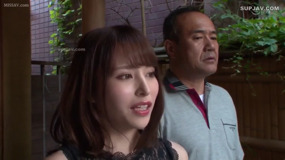 庭院 · 女性面部特写 · 女性微笑着说话 · 男性穿灰色翻领T恤