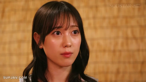 室内 · 茫然 · 面部特写 · 浅色上衣