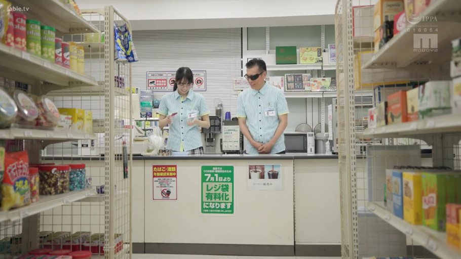 交谈 · 站立 · 全景 · 微笑 · 便利店 · 货架 · 职场 · 便利店制服