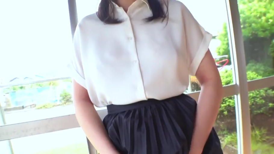 室内 · 站立 · 展示 · 躯干 · 白色短袖衬衫 · 轻微透视