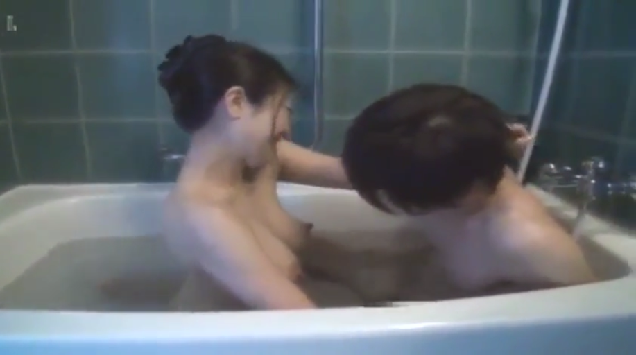 头部特写 · 浴缸 · 裸体 · 亲昵 · 水 · 水雾 · 亲吻