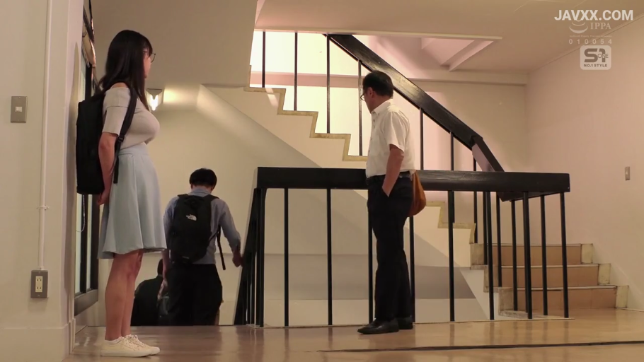 背包 · 注视 · 室内楼梯间 · 白色帆布鞋