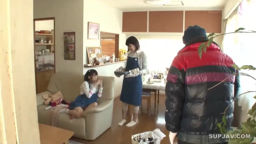 站立 · 全景 · 自然 · 客厅 · 居家 · 围裙 · 端菜 · 托盘