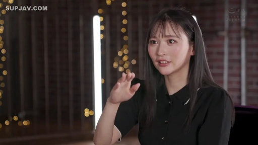 室内 · 坐姿 · 微笑 · 半身 · 谈话 · 长发 · 背景灯光 · 黑色POLO衫