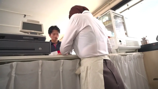 平静 · 收银台 · 深色裙子 · 围裙