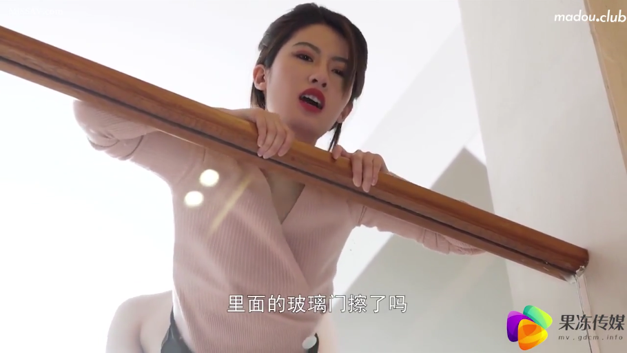 上半身近景 · 张嘴说话 · 室内楼梯间 · 粉色针织长袖上衣