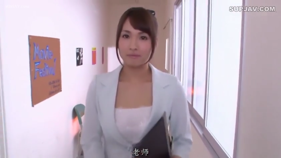 平静 · 面部特写 · 文件夹 · 学校走廊 · 内搭白色抹胸