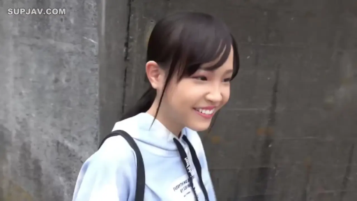 开朗 · 墙边 · 背包 · 连帽卫衣 · 头部及肩部特写