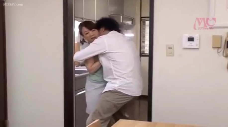 站立 · 中景 · 厨房 · 居家服