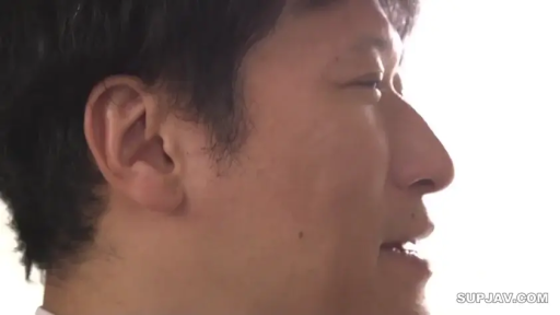 室内 · 说话表情 · 男性脸部侧面