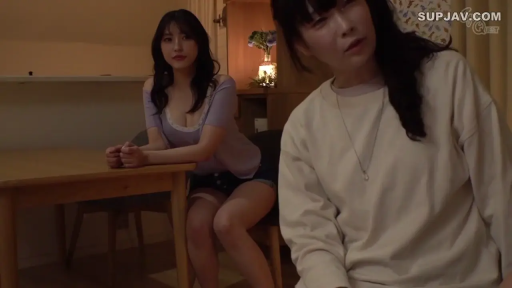 室内 · 坐姿 · 中景 · 自然 · 注视 · 双人 · 木桌 · 露肩装