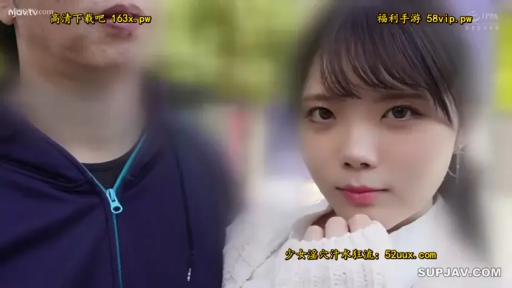 站立 · 自然 · 面部特写 · 注视 · 户外 · 视频截图 · 白色针织衫