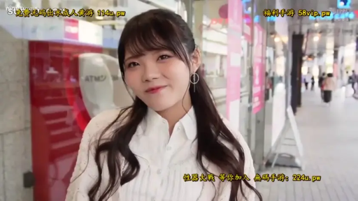 站姿 · 微笑 · 白色衬衫 · 面部特写 · 街道 · 长发 · 凝视镜头