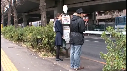 站立 · 全景 · 自然 · 水手服 · 书包 · 等待 · 公交站